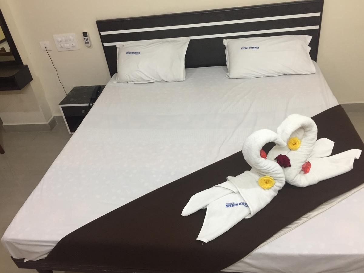 Hotel Nithin Krishna Tirupati Esterno foto