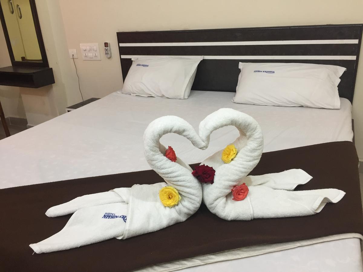 Hotel Nithin Krishna Tirupati Esterno foto