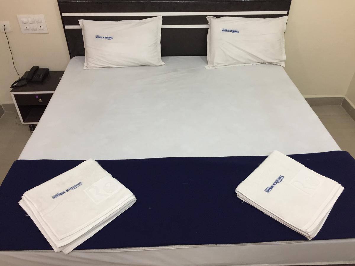 Hotel Nithin Krishna Tirupati Esterno foto